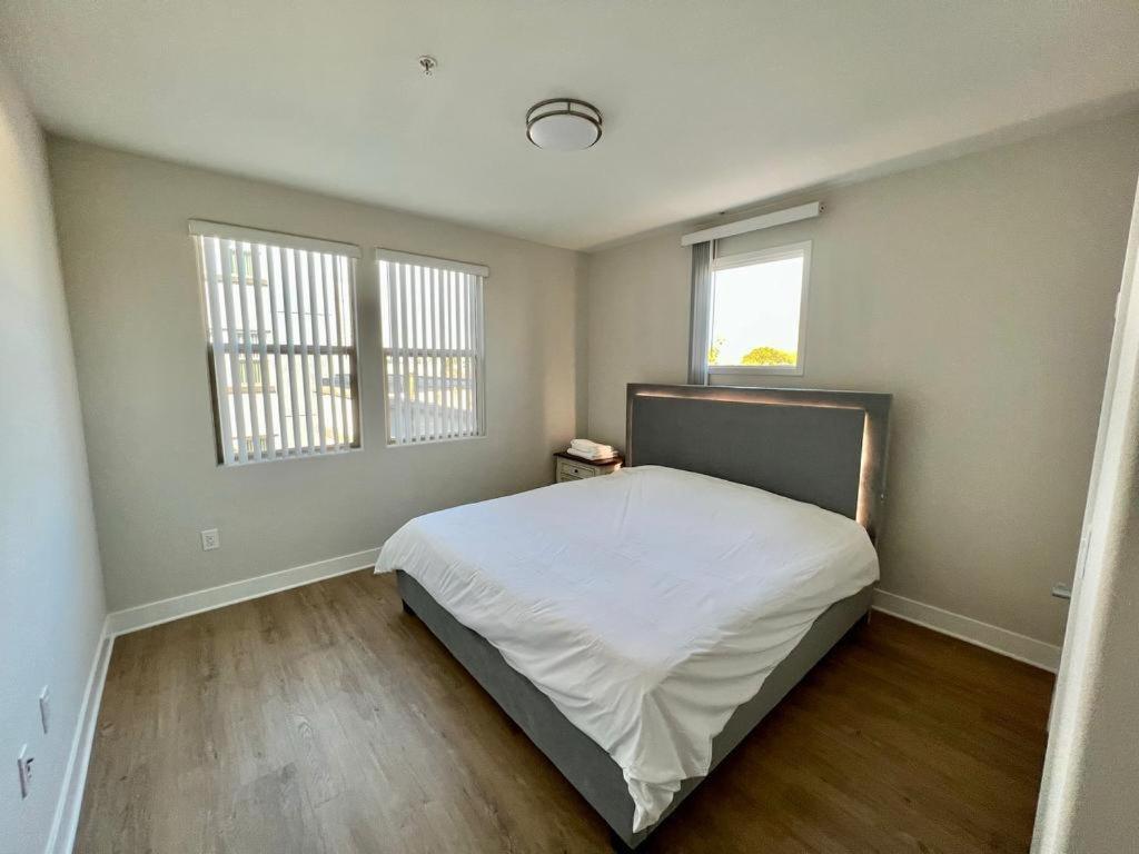 Miracle Mile Apartments — Photos 3
