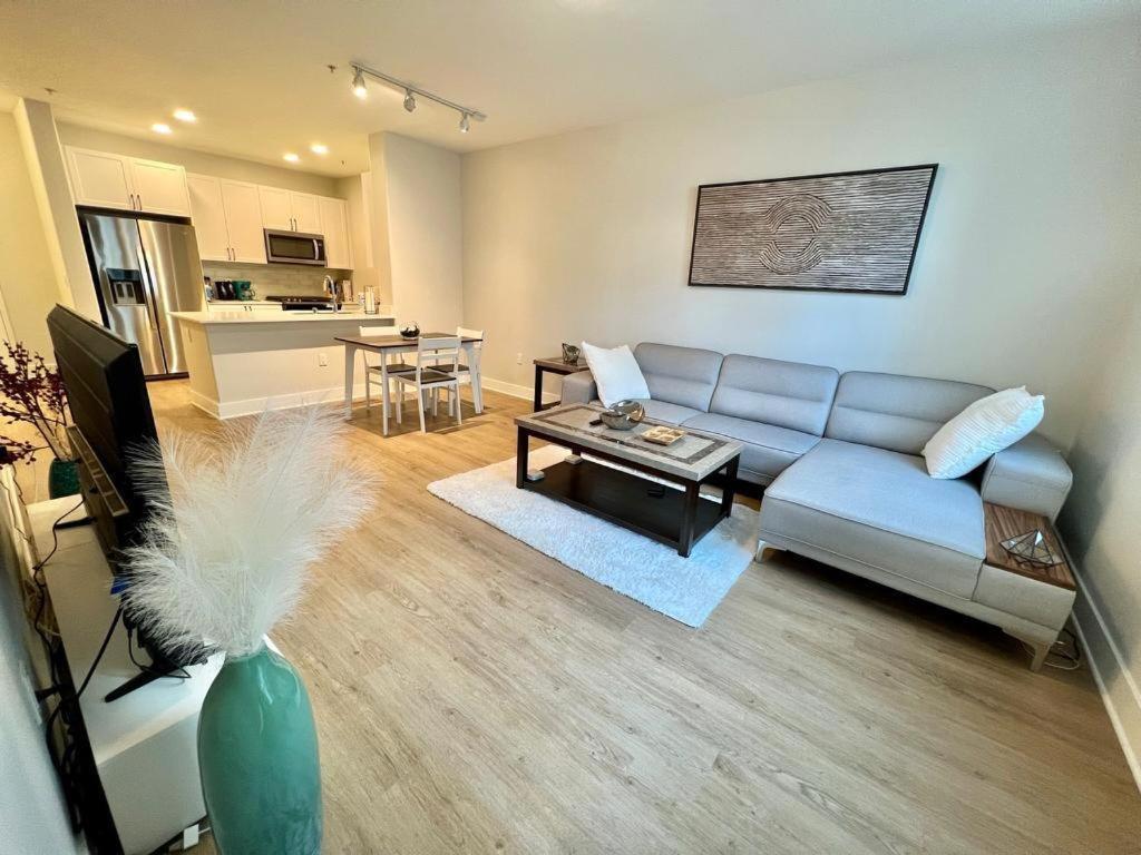 Miracle Mile Apartments — Photos 2