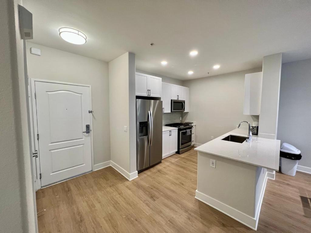 Miracle Mile Apartments — Photos 1